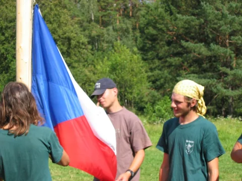 Zakončení tábora - sundavání vlajky