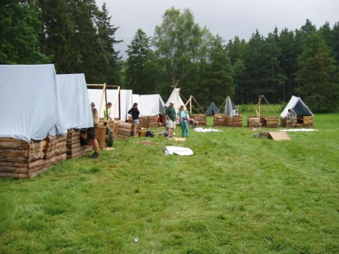 Stavba stanů...