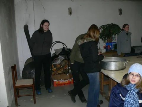 Lukáš se hřeje u kamen