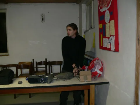Péťa instaluje techniku