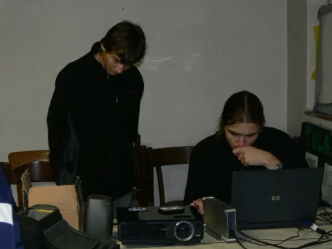 Tomáš okukuje projektor