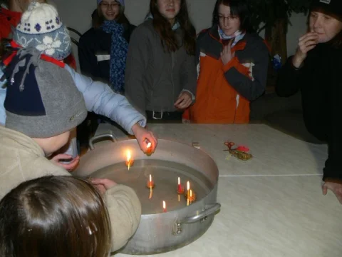 Poslední přidávají svou lodičku