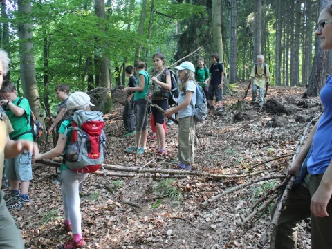 Tuláci nesou dřevo k Orlímu hnízdu