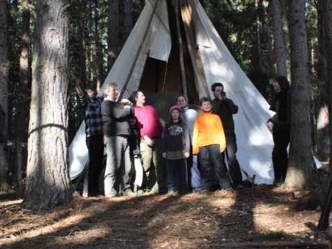 Bourání tee-pee a závěrečné foto