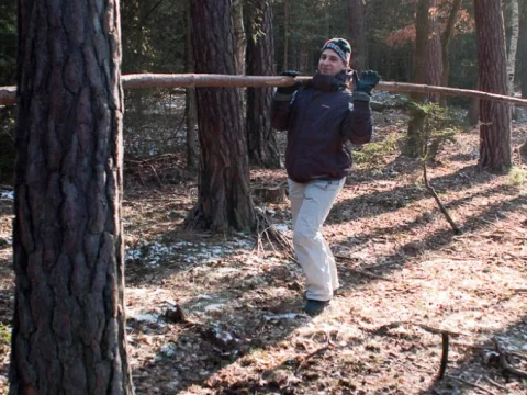 A už nosíme tyče na týpko