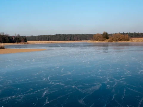 Bruslení na zamrzlém rybníce
