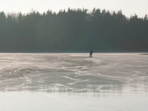 Bruslení na zamrzlém rybníce