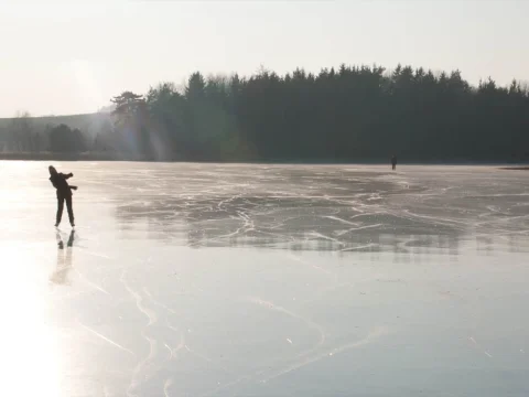 Bruslení na zamrzlém rybníce