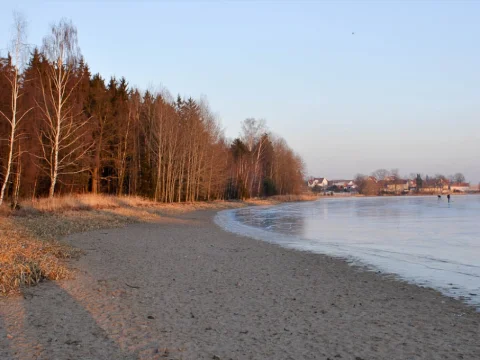 Západ slunce u zamrzlého rybníka