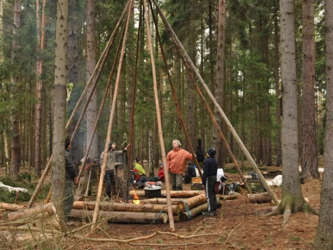 Stavba týpka