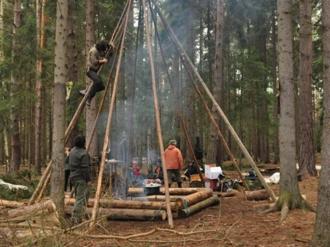 Stavba týpka