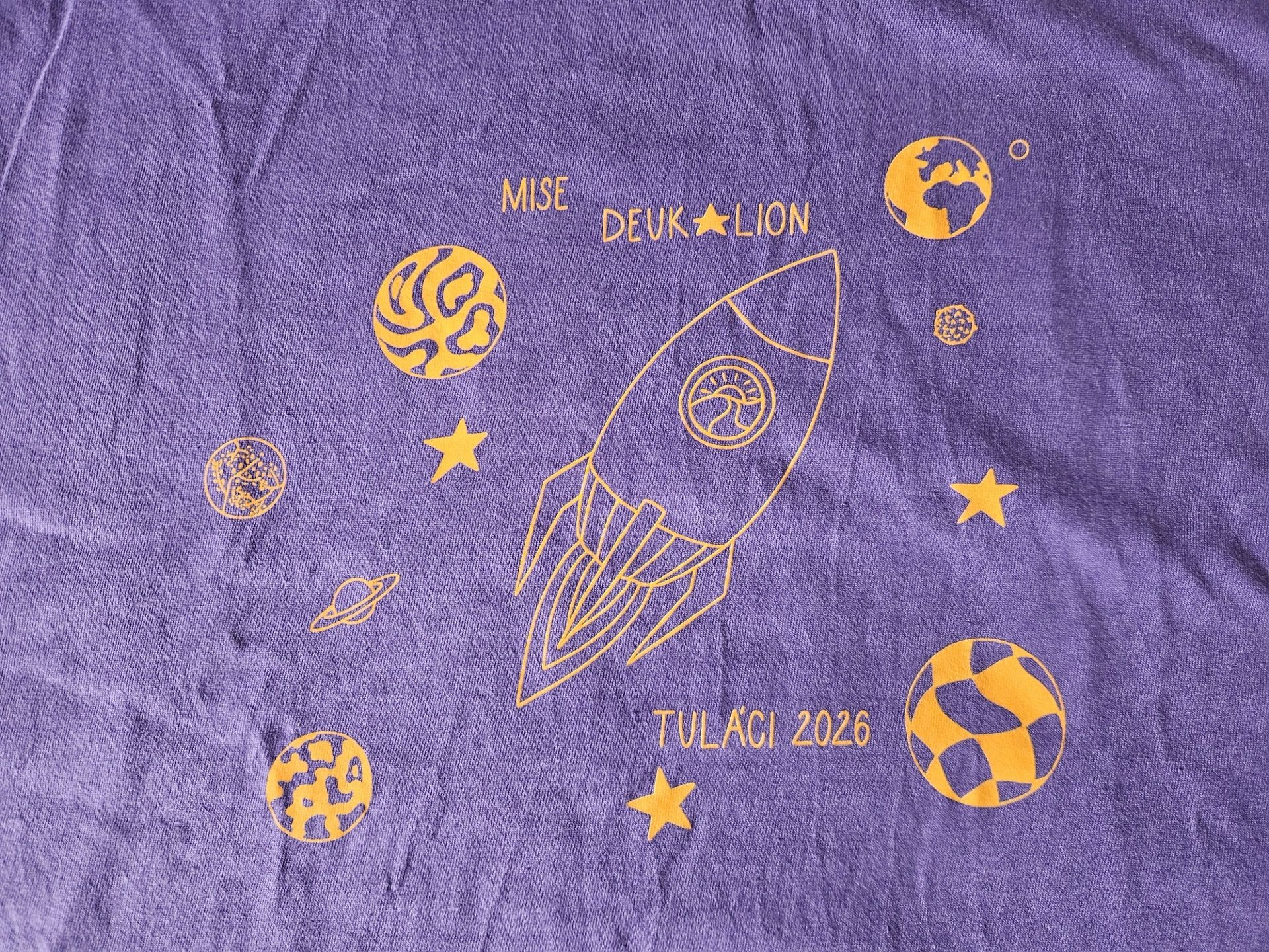 Tričko nebo suvenýr – Tábor 2026 - Mise Deuklion